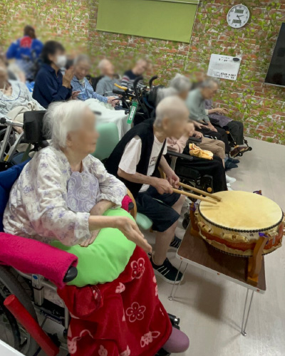 笑顔と拍手に包まれた敬老会