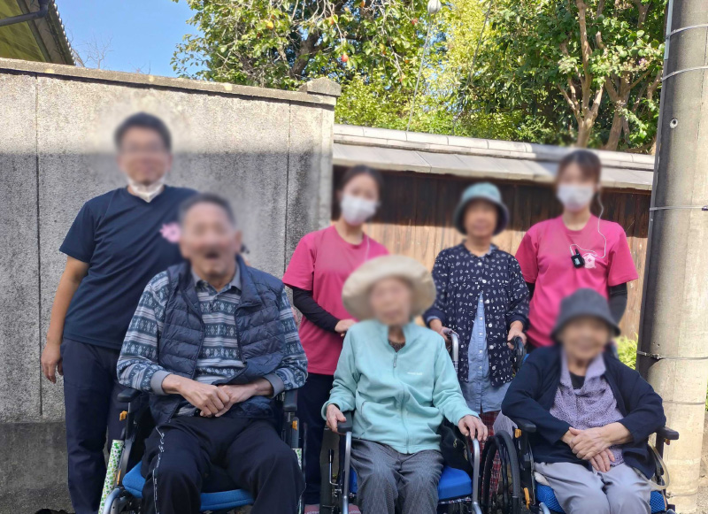 秋晴れの日、ご利用者様と散歩に行ってきました。